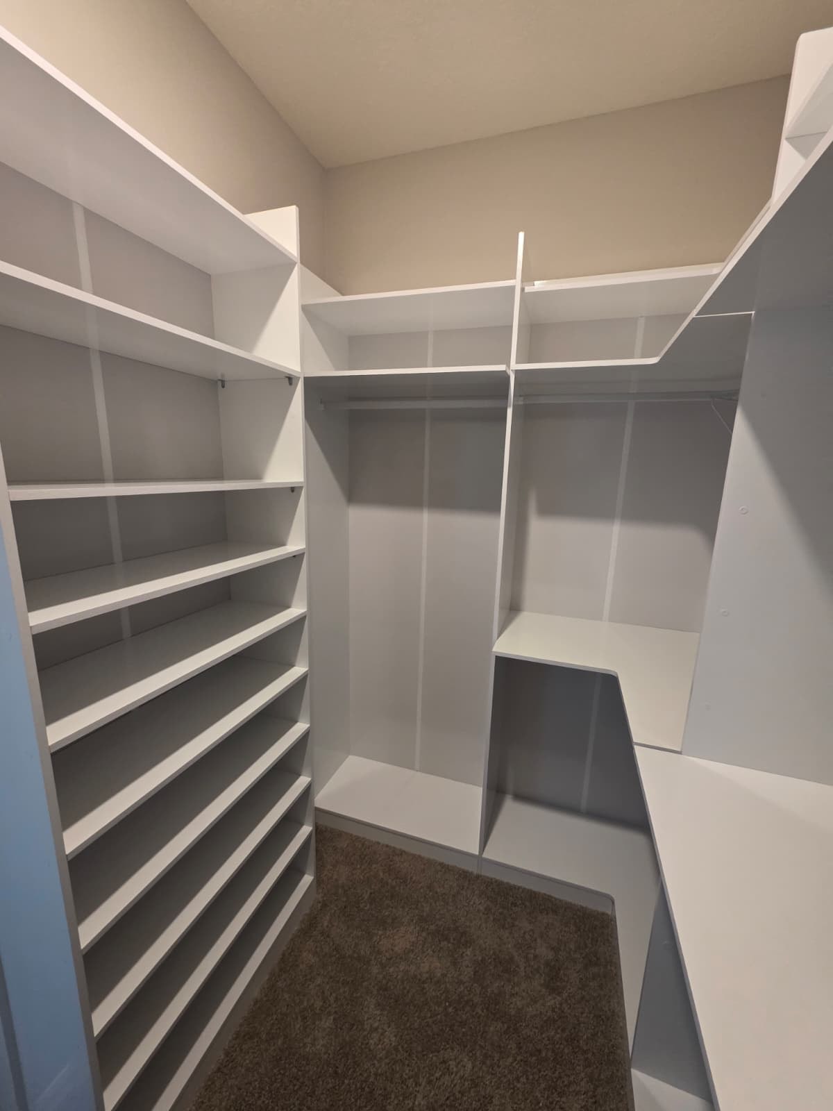 Barra colgante doble en closet walk-in